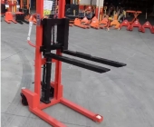 Sử dụng xe nâng tay cao mini 500kg nâng hàng nhẹ