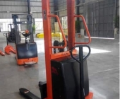 Xe nâng bán tự động điện có ưu điểm và nhược điểm gì?